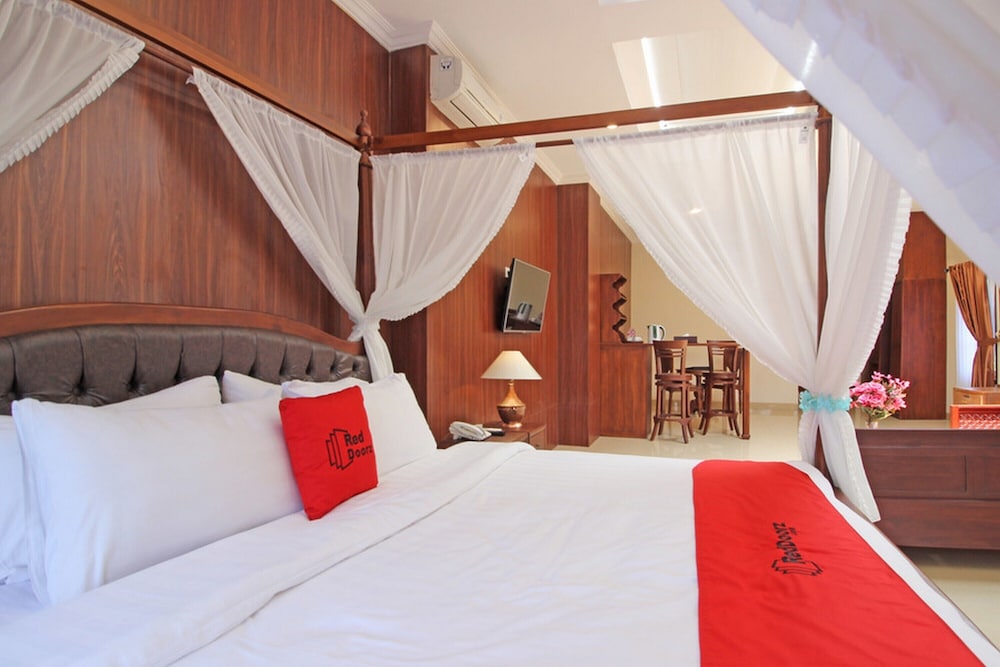 RedDoorz Premium At The Garden Suites Solo 14/23