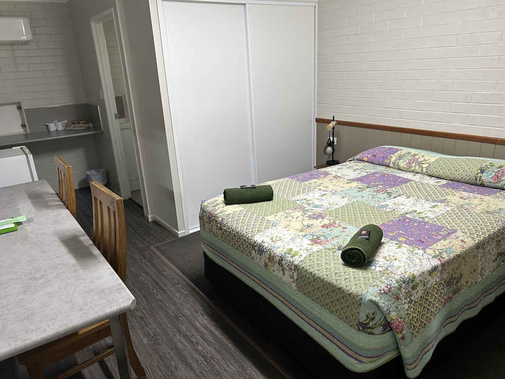 Barcaldine Country Motor Inn 11/45