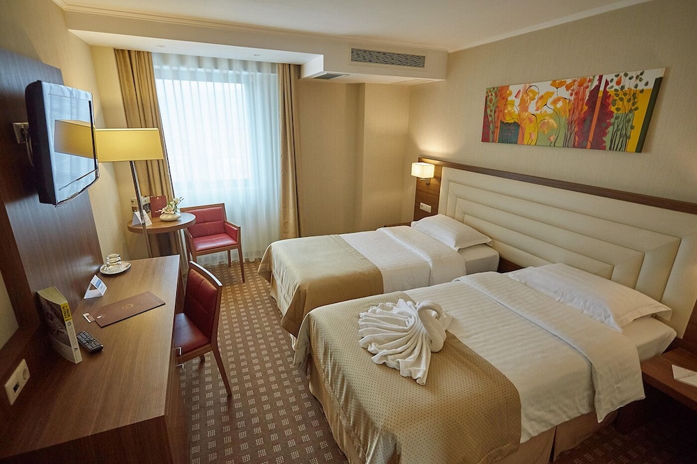 CENTRAL PLAZA HOTEL 12/50