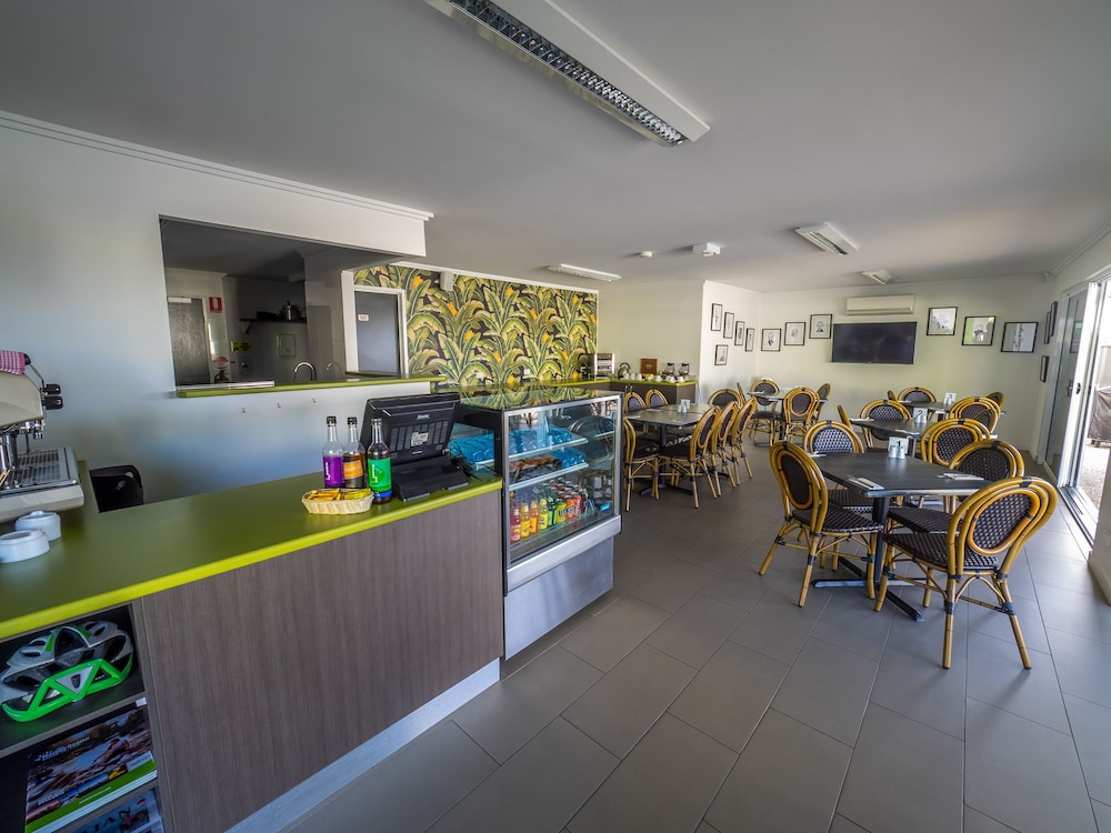 Mackay Oceanside Central Hotel 35/51
