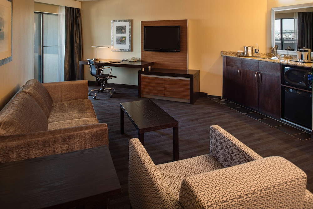 Hilton Winnipeg Airport Suites 37/65