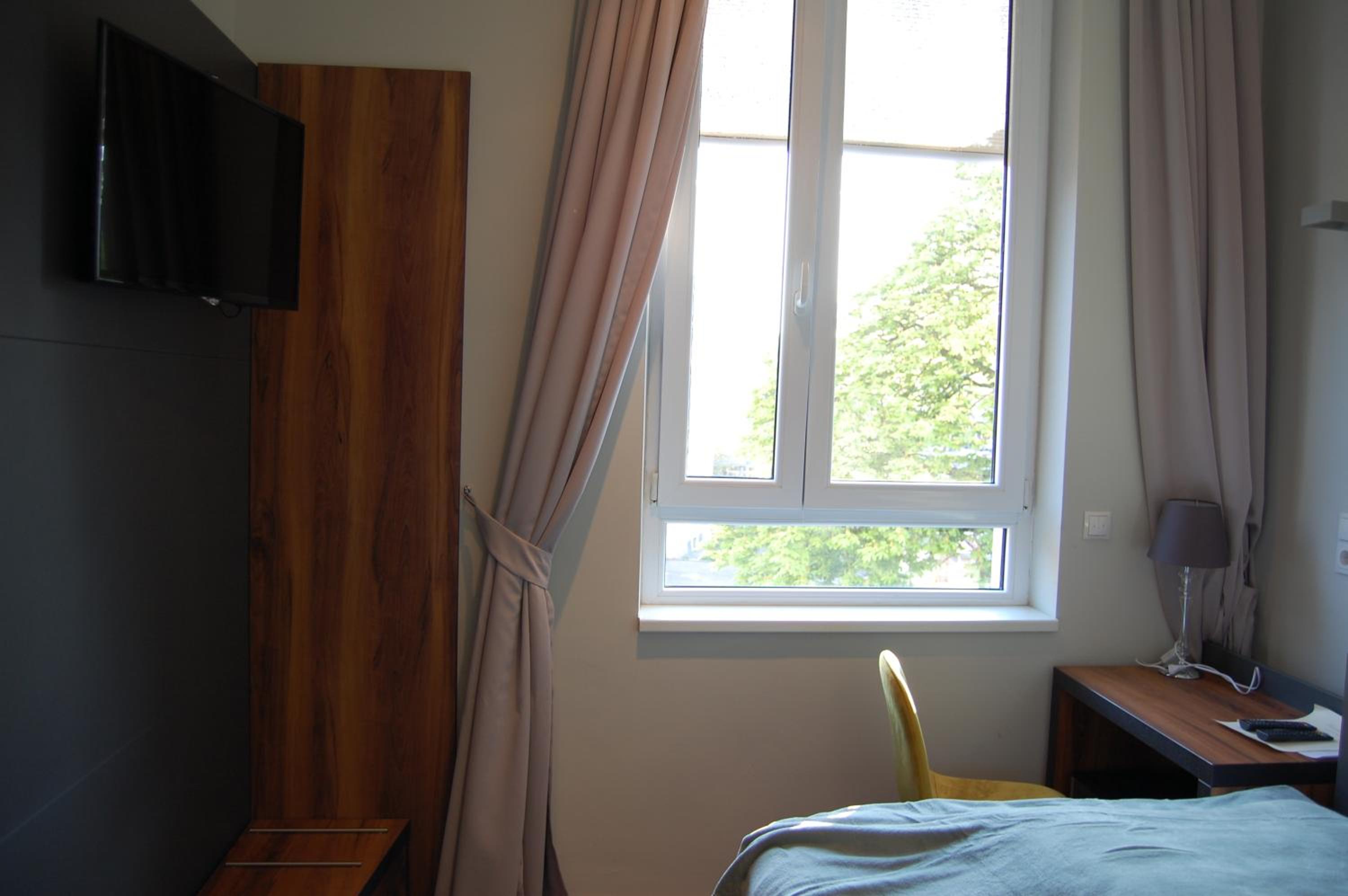 ROOM, SINGLE