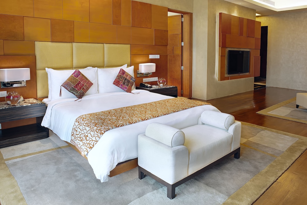 Gokulam Grand Hotel Spa 12/75