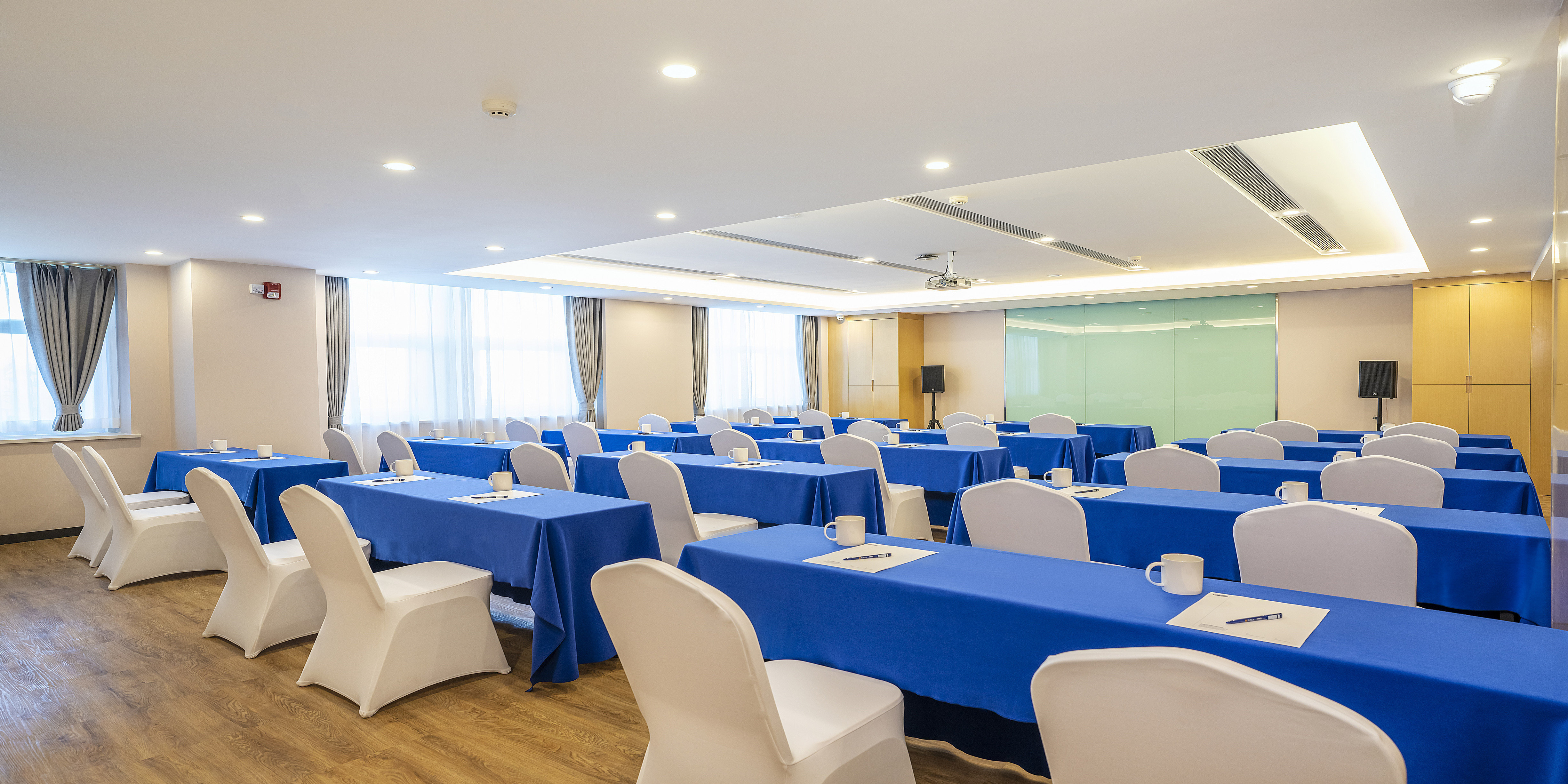 Holiday Inn Express Urumqi Station 22/23