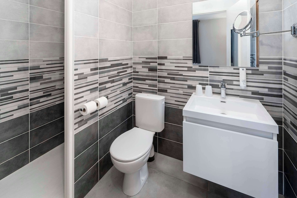 غرفة قياسية بسريرين منفصلين، Sure Hotel by Best Western Saintes 5/7