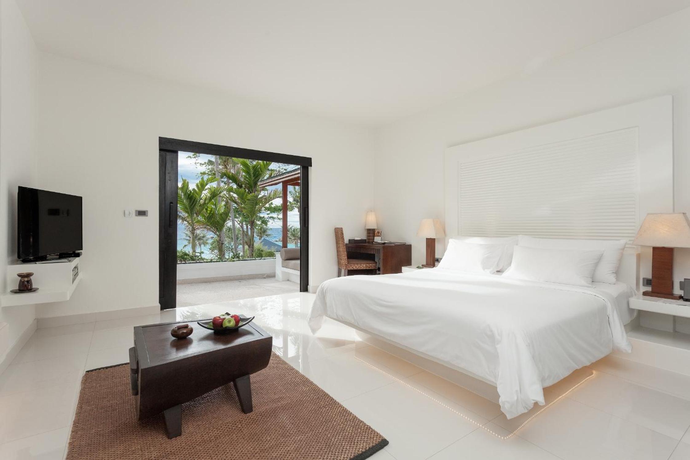 Pool, Junior Suite, King Bed, Sofa