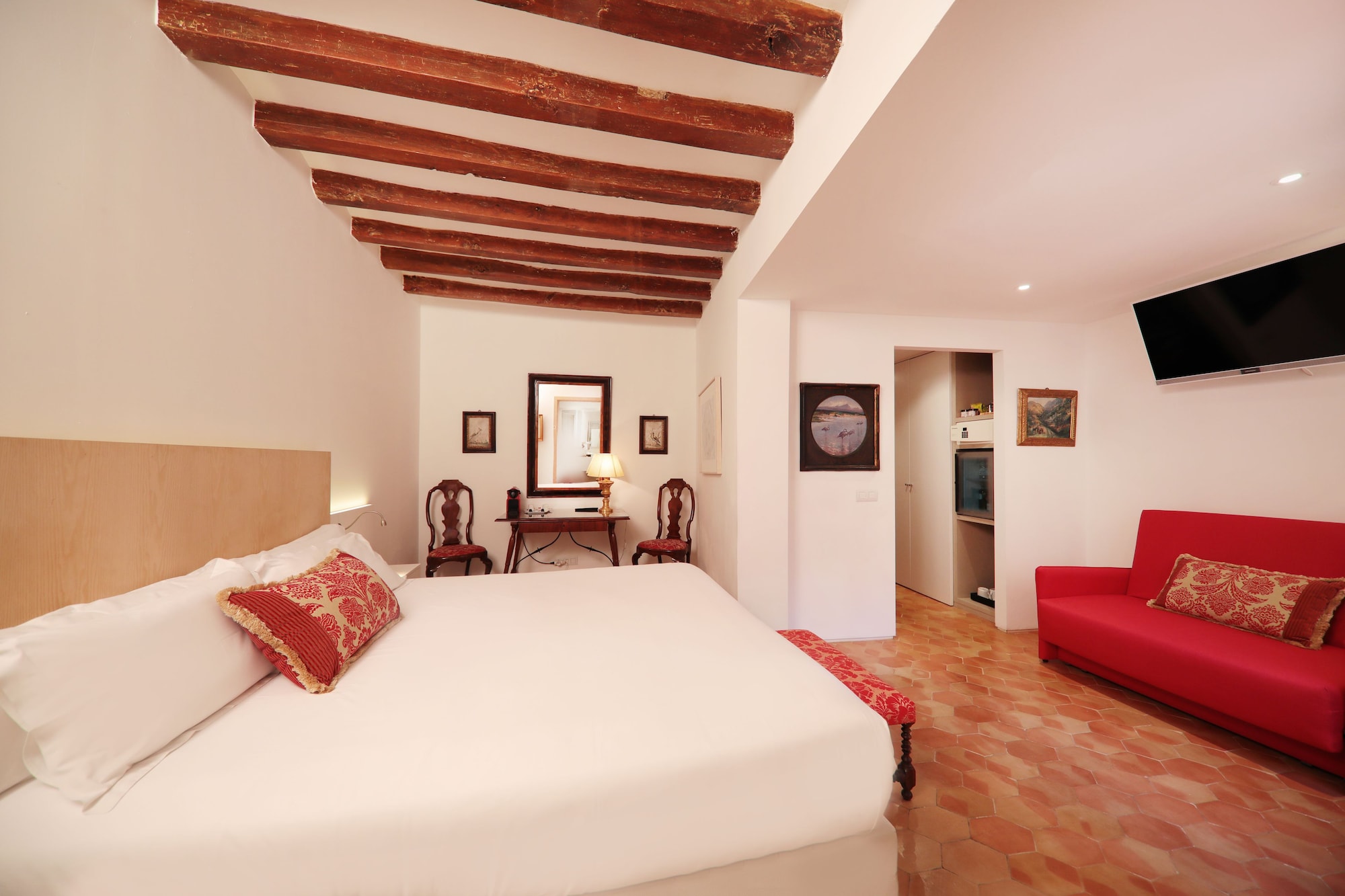 JUNIOR SUITE, KING BED