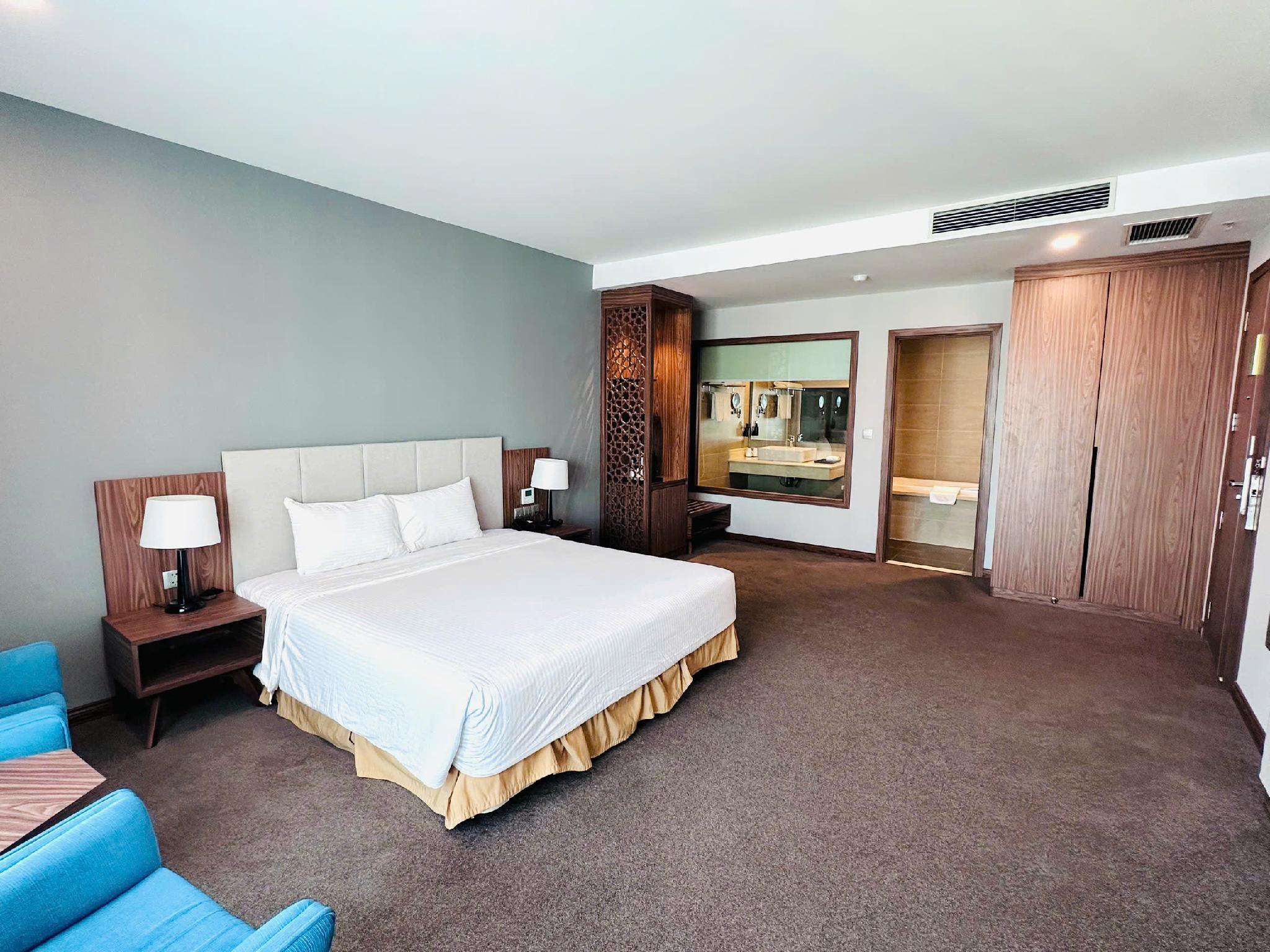 Deluxe, King Bed, Shared Kitchen
