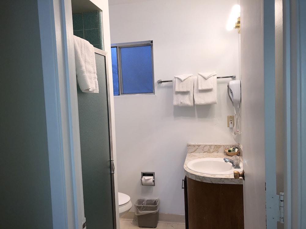 غرفة قياسية رباعية بسريرين مزدوجين، Cedar Inn & Suites 9/9