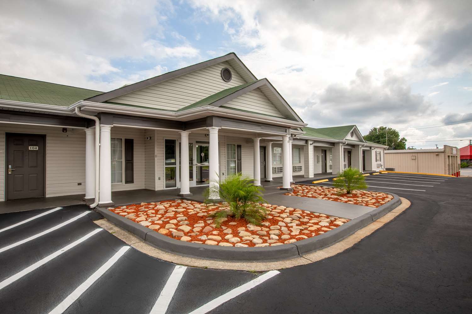 Suburban Studios Spartanburg - I-26 1/6