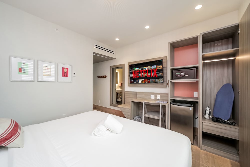 SUPERIOR, SUITE, KING BED