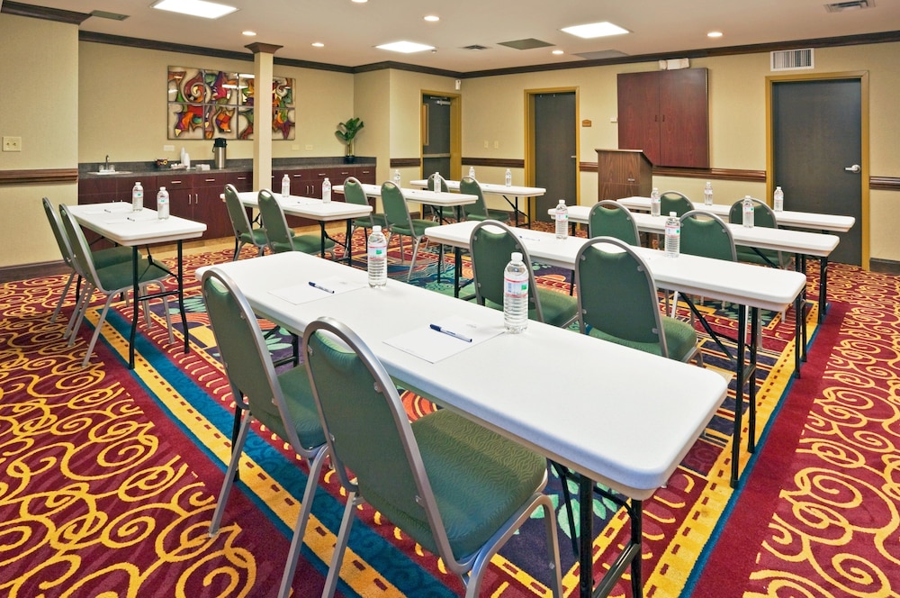 Holiday Inn Express & Suites Birmingham - Inverness 280, an IHG Hotel 65/74