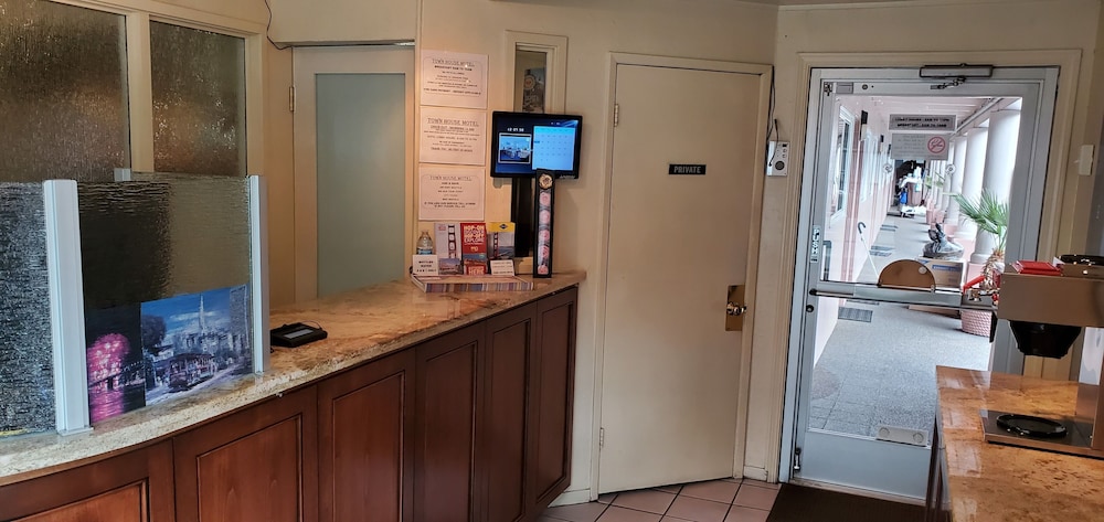 Town House Motel 9/46