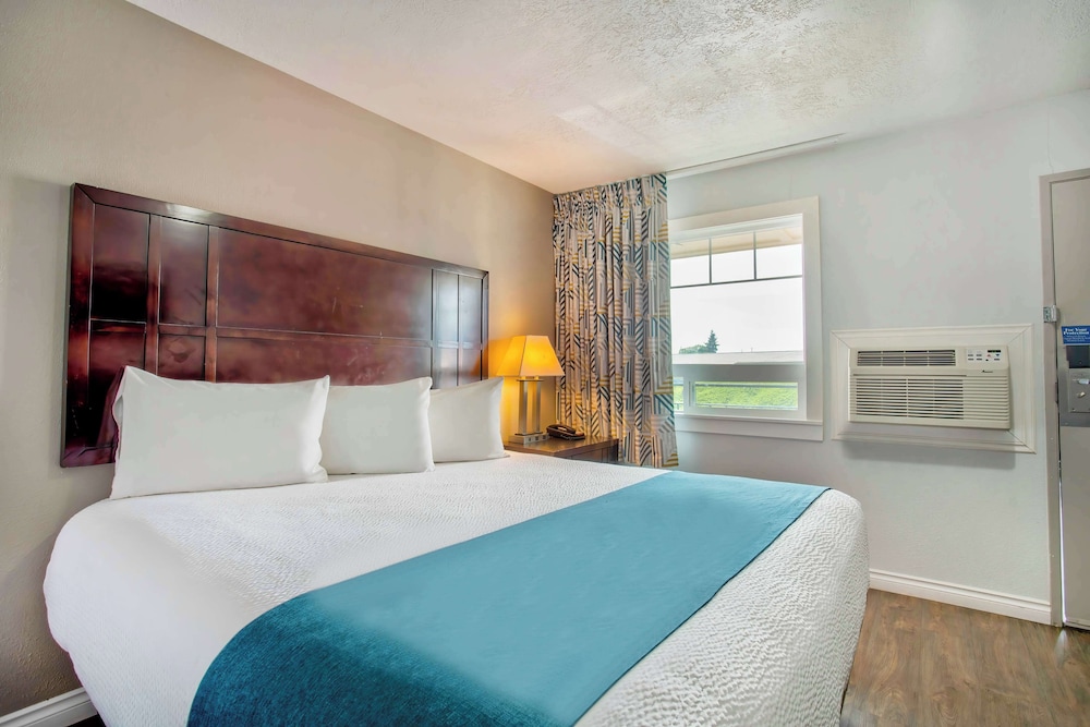 Studio6 Suites Albany, OR 7/23