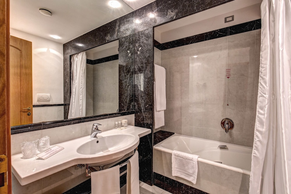 art'otel Rome Piazza Sallustio, Powered by Radisson Hotels 50/50