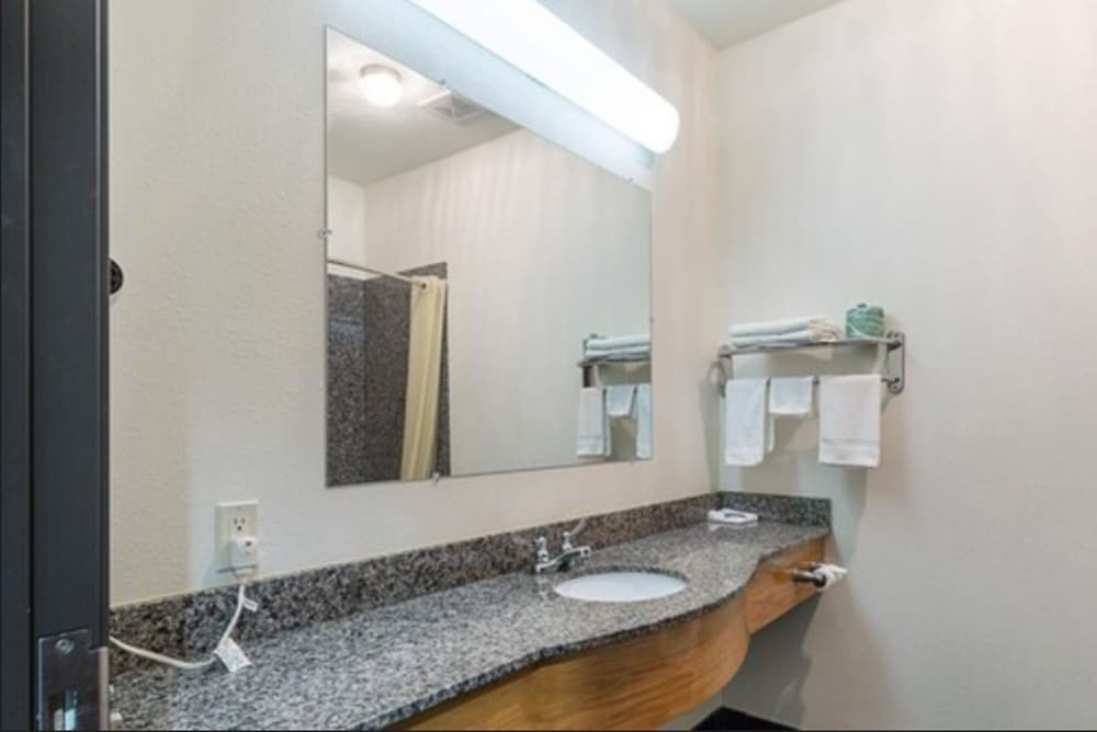 Budget Inn and Suites 16/27