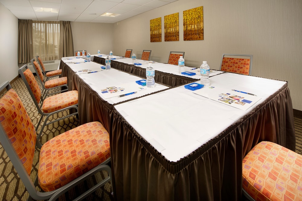 HOLIDAY INN EXPRESS WALDORF 61/64