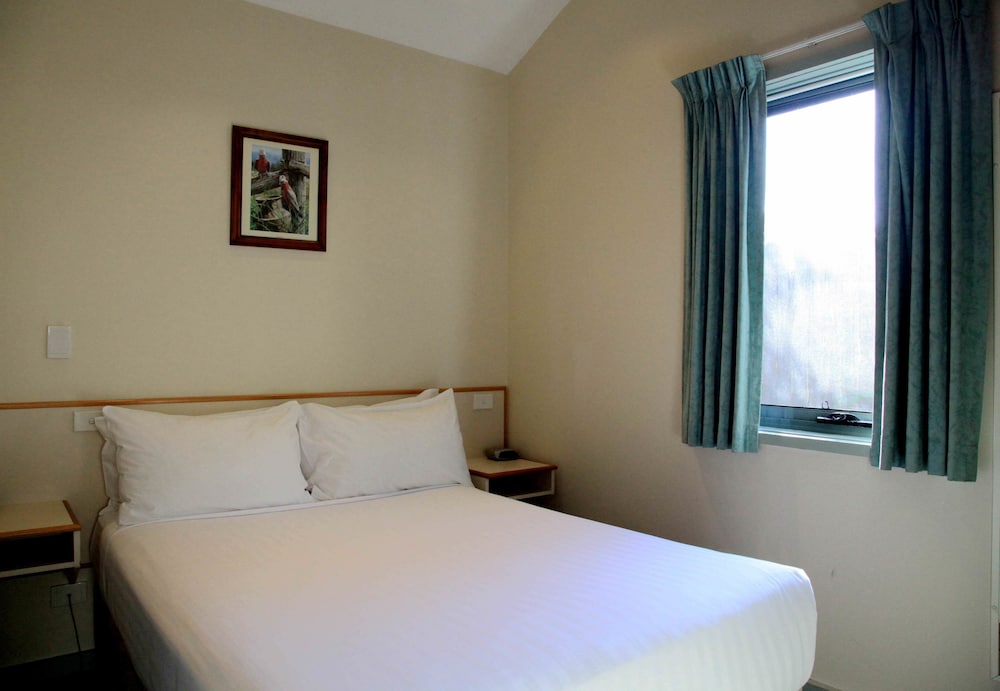 TRAVELLERS MOTOR VILLAGE 15/50