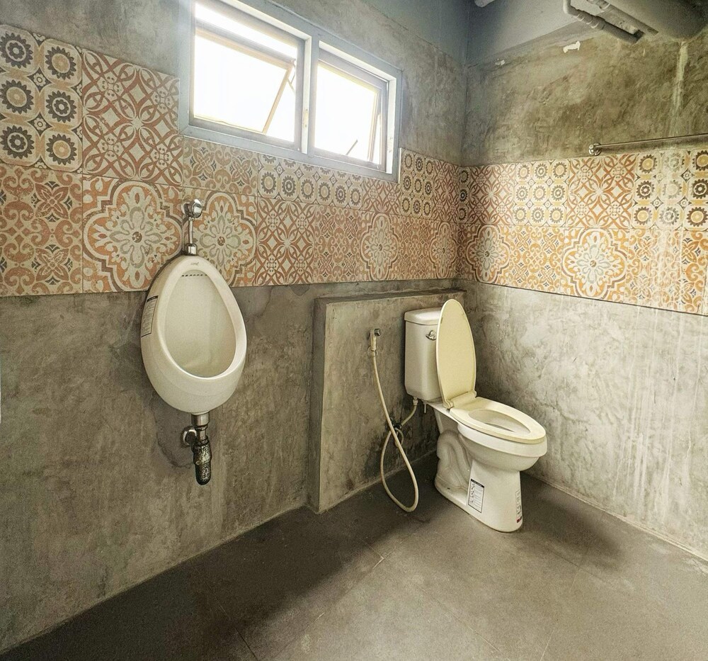 OYO 75465 Lucky Hostel (Huai Khwang) 27/30
