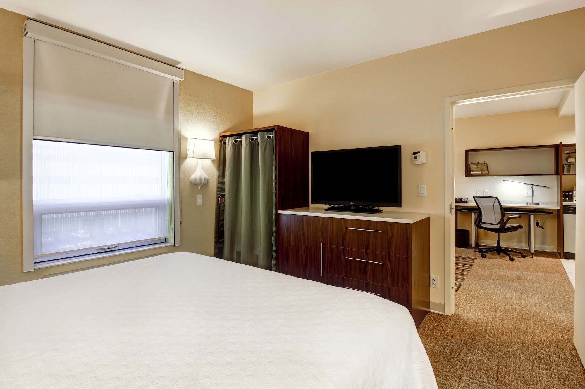SUITE, KING BED, SOFA
