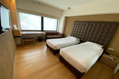 Super, Twin Beds
