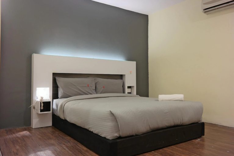 Superior, Queen Bed, No Window