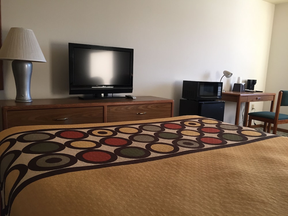 Super 8 By Wyndham Escanaba 37/39