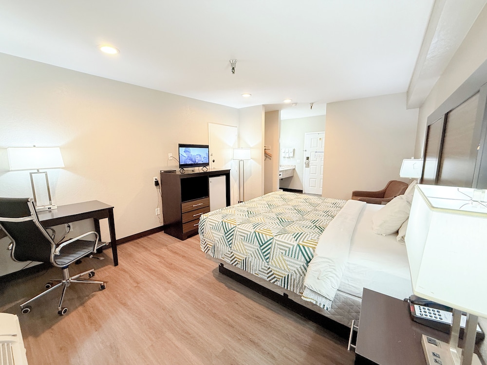 DELUXE, KING BED