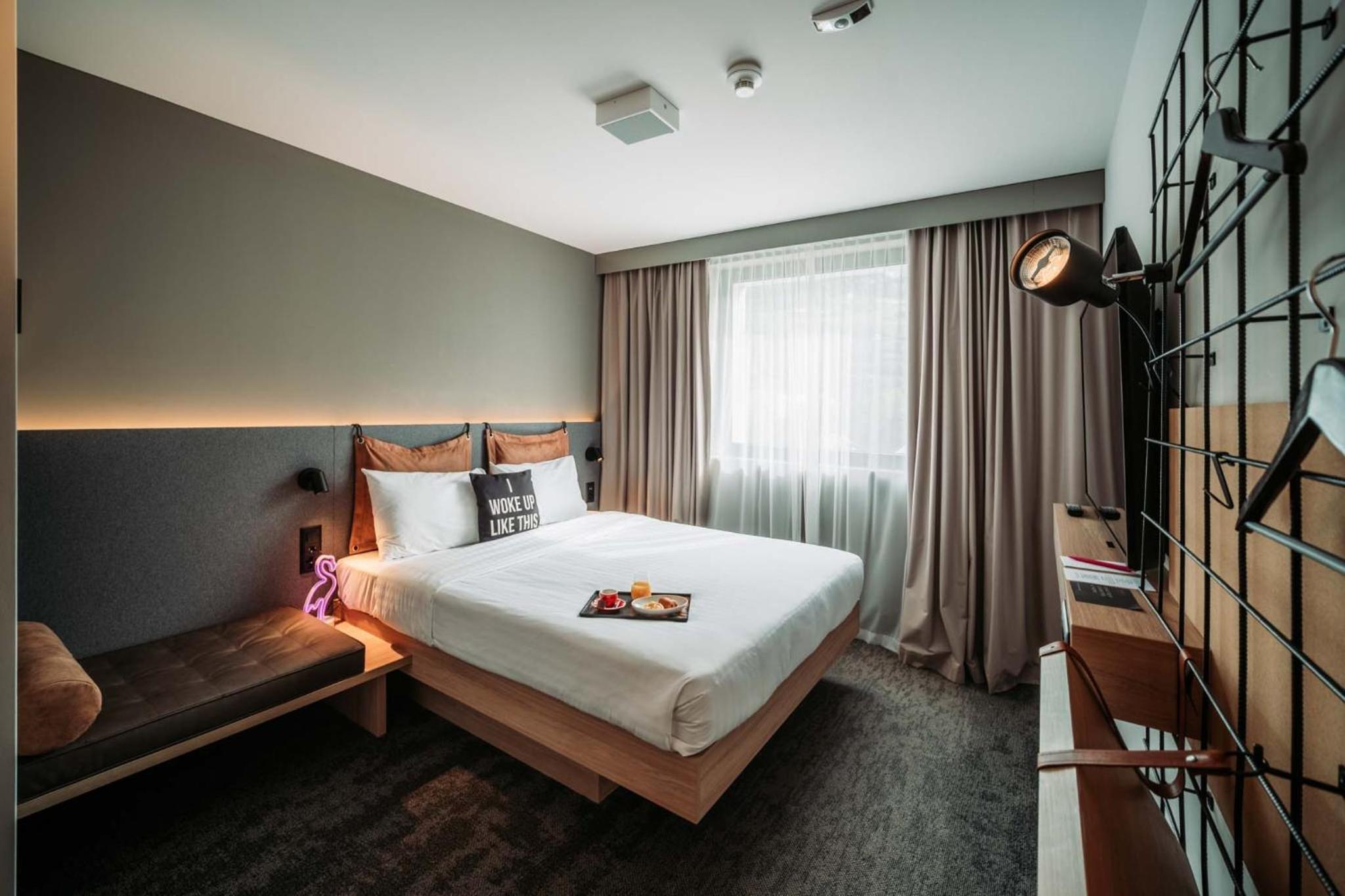 Moxy, Guest Room, Deluxe, Queen Bed