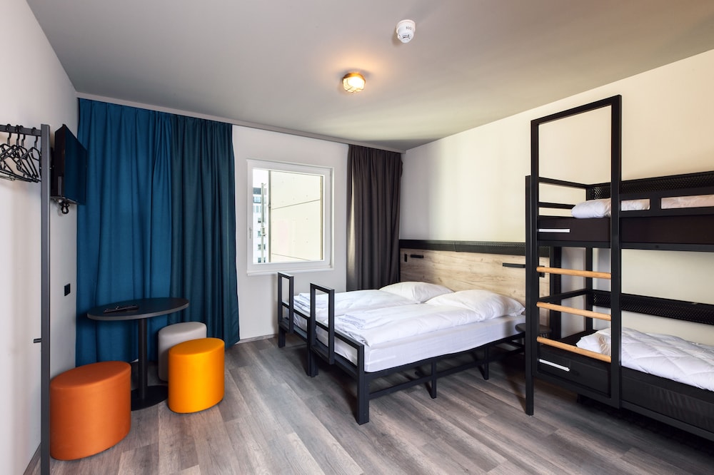ROOM, QUADRUPLE