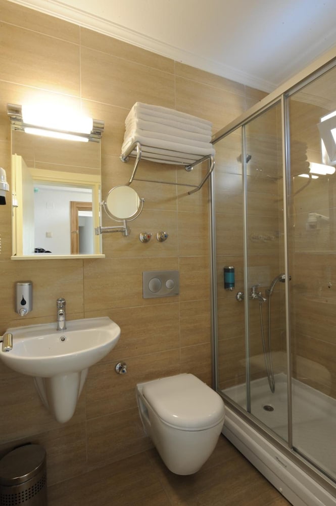 KARDES HOTEL 65/68