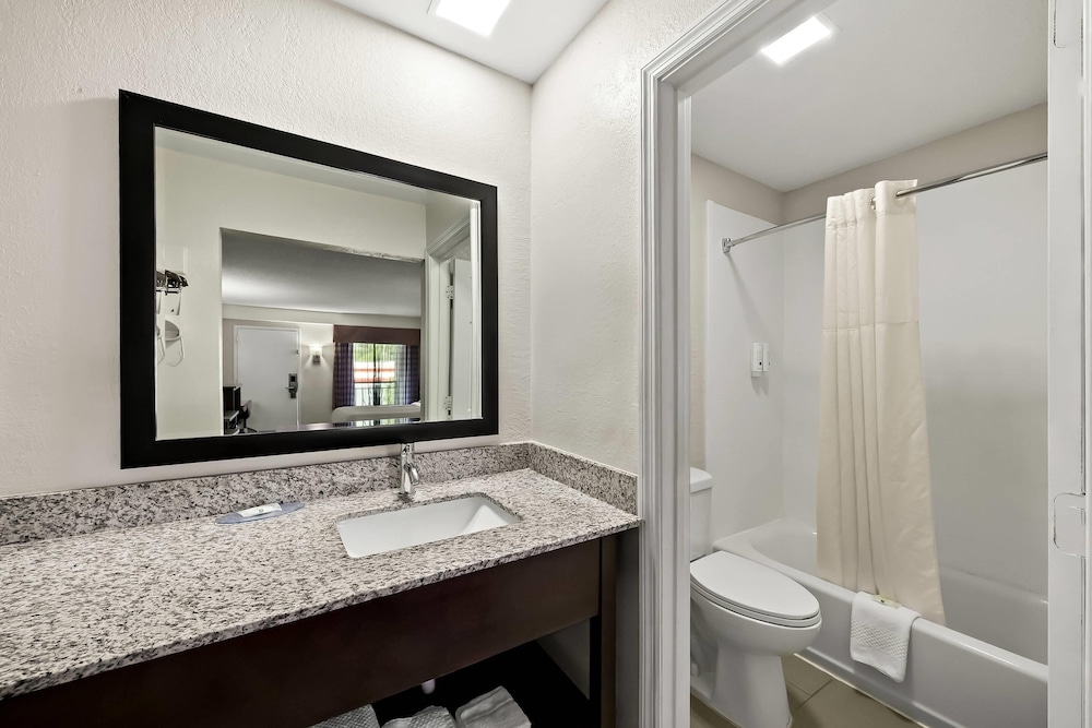 غرفة قياسية بسريرين كوين، Quality Inn Raeford, NC 3/4
