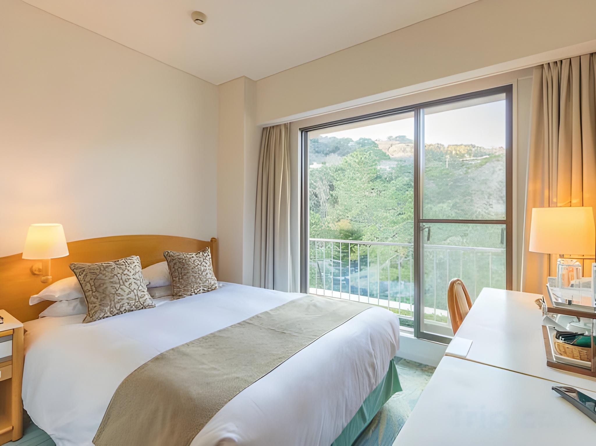غرفة بسرير مزدوج