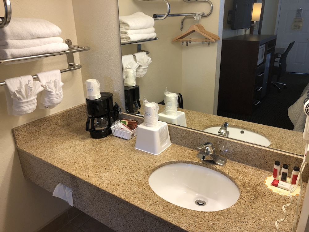 Days Inn by Wyndham Bradenton I-75 26/31