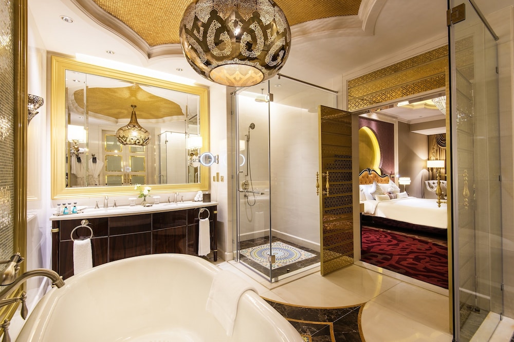Ezdan Palace Hotel 58/59
