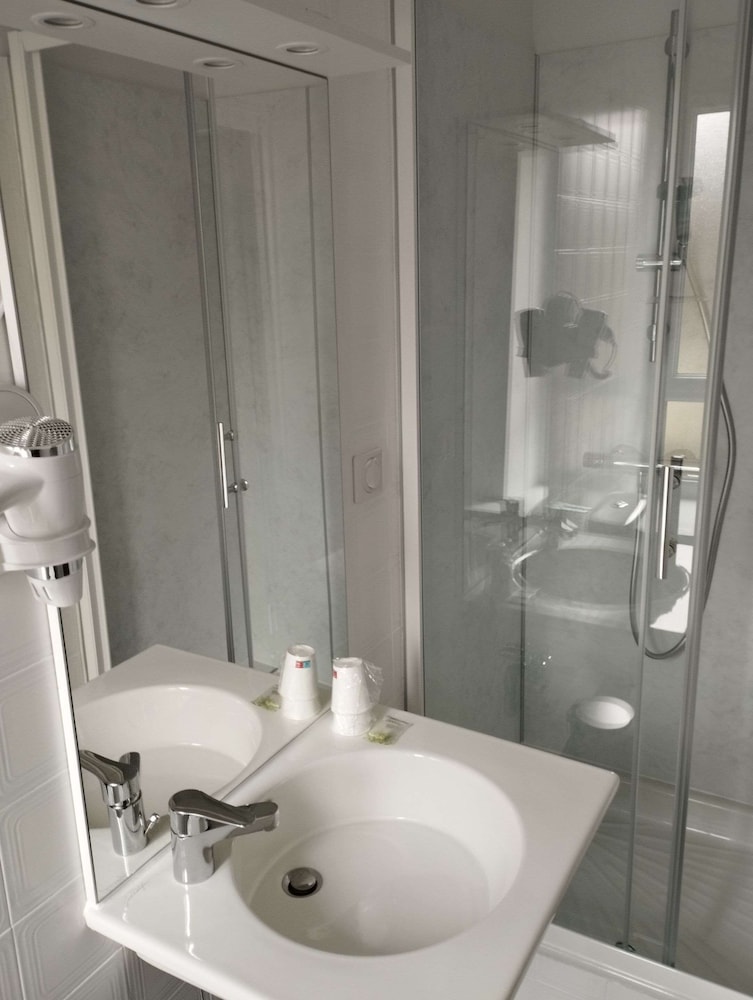 Brit Hotel Guingamp L Armor 50/50