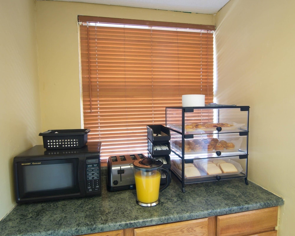 Econo Lodge Near Bluefield College 20/25
