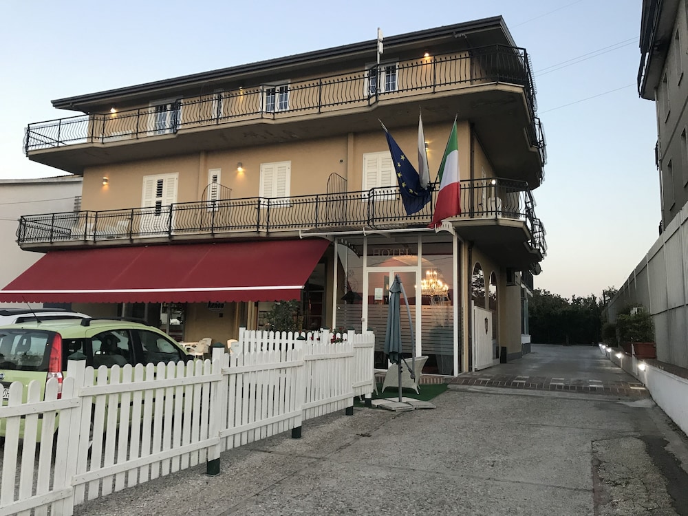 Ascot Hotel 1/54
