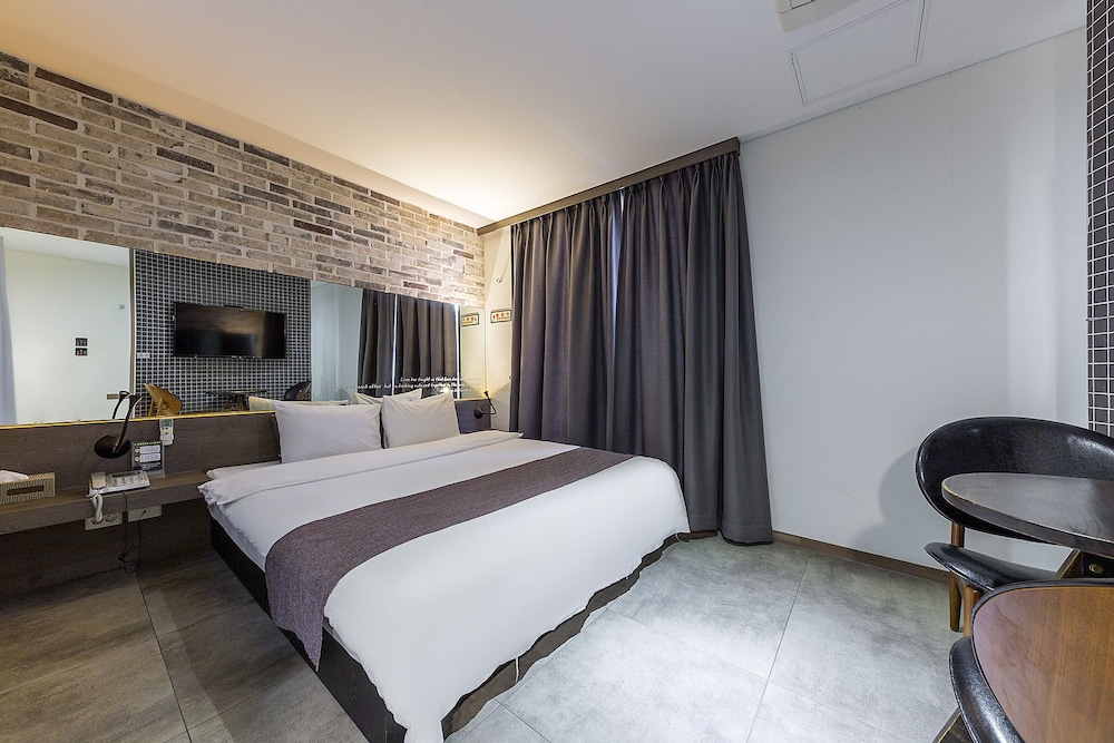 S Hotel 13/44
