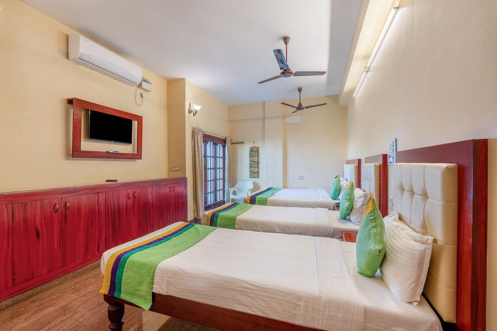 غرفة بريميوم بسرير كينج، Treebo Grace Inn 4/4