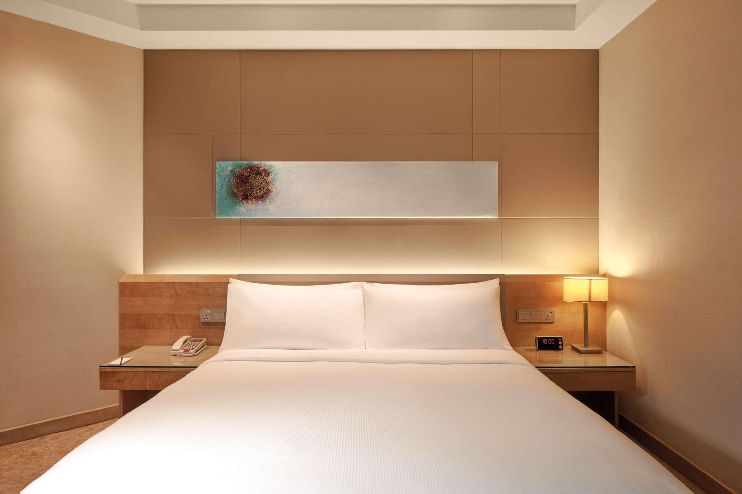 SUITE, KING BED, BATHTUB, CORNER