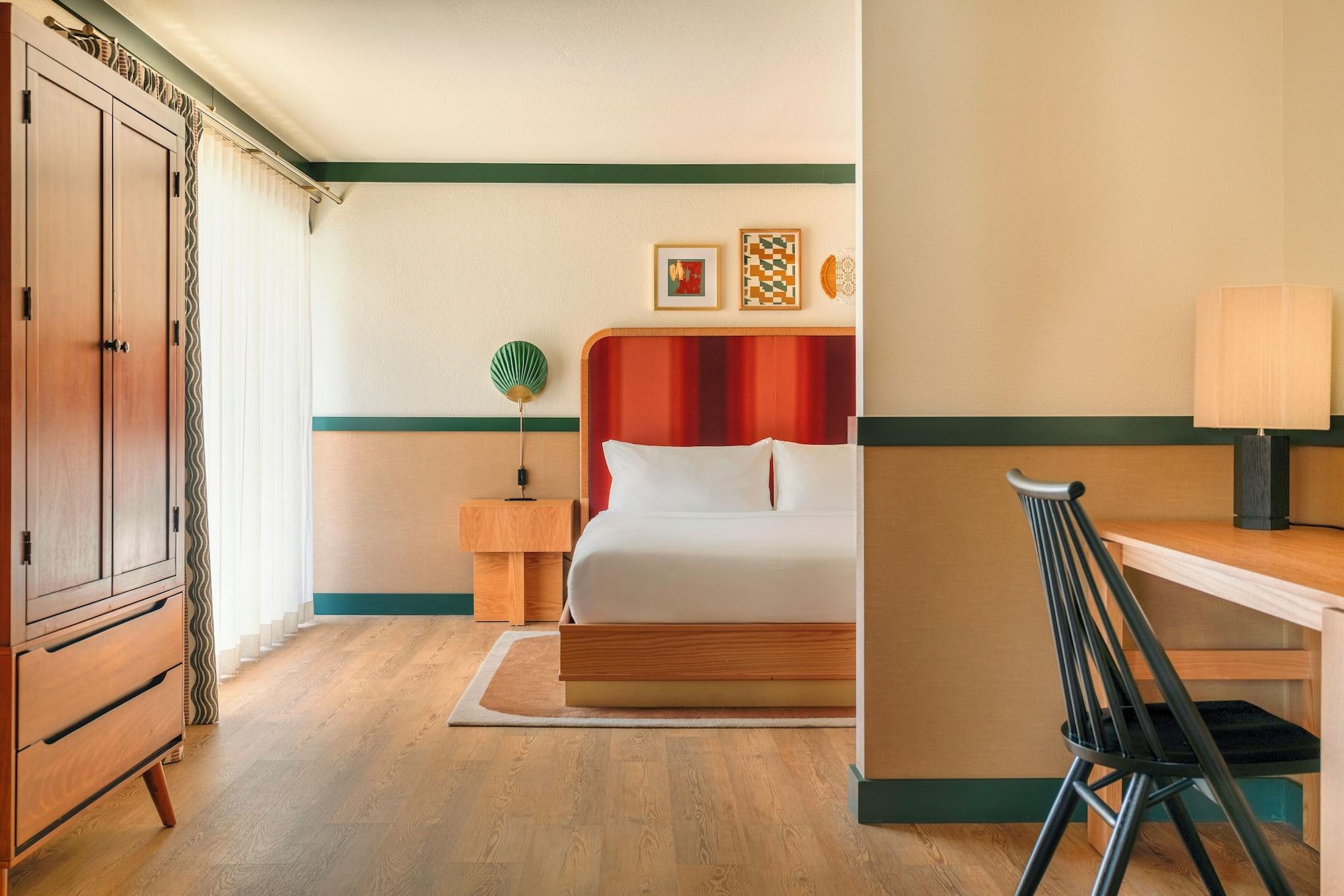 Suite, King Bed, Landscape View