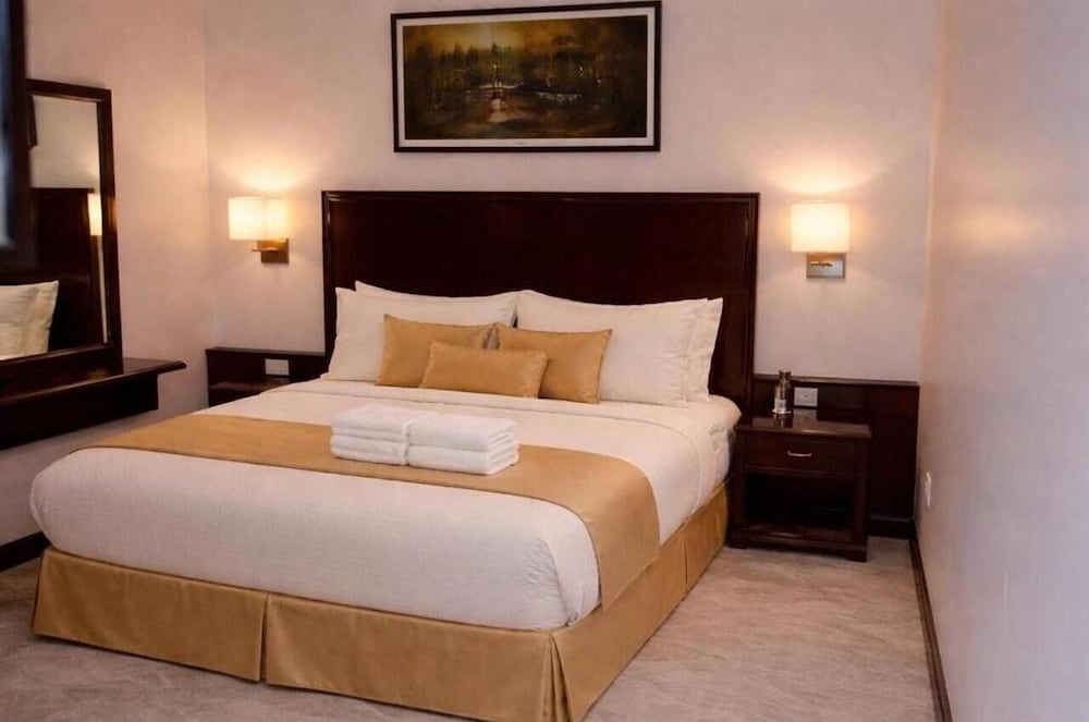 1 BEDROOM, SUITE