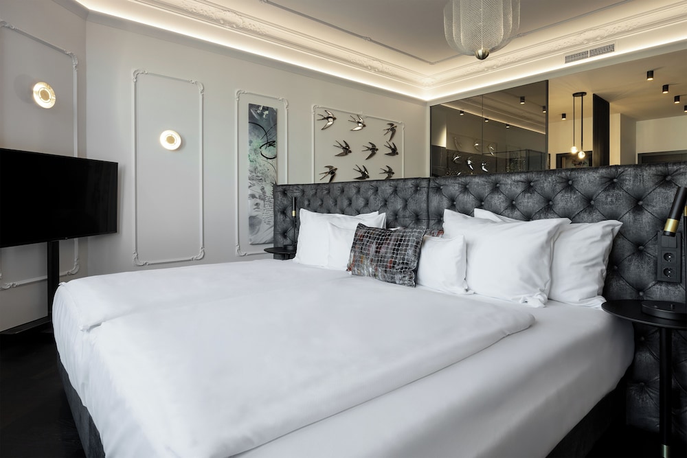 PRESIDENTIAL, SUITE