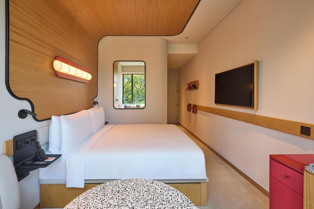 STANDARD, KING BED, POOL VIEW