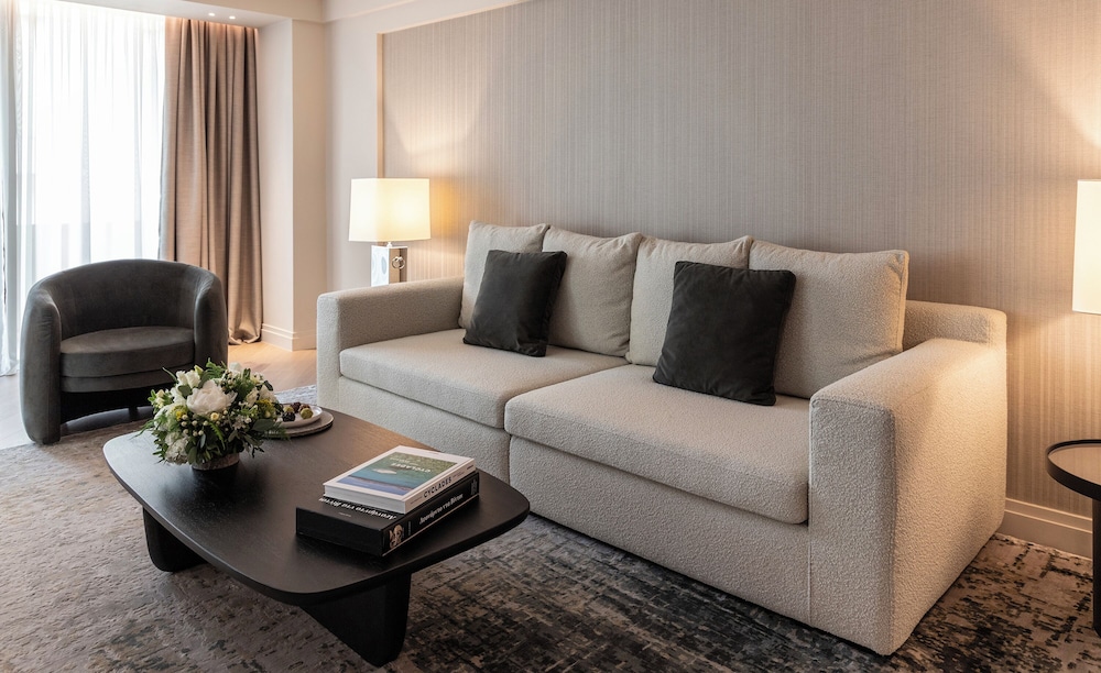 NJV Athens Plaza 48/75