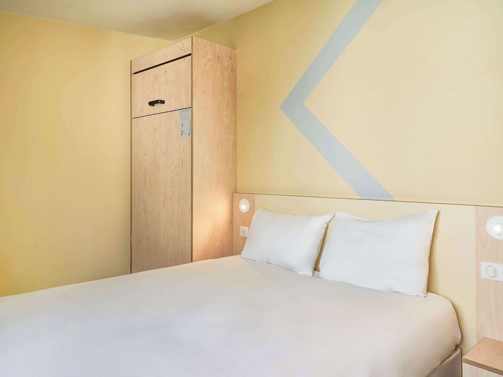 ROOM, DOUBLE BED
