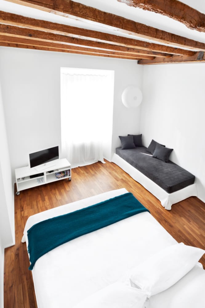 1 BEDROOM, APARTMENT, QUEEN BED, SOFA