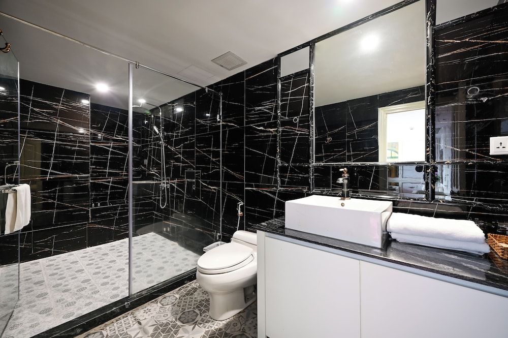 California Saigon Hotel & Rooftop Pool 50/50