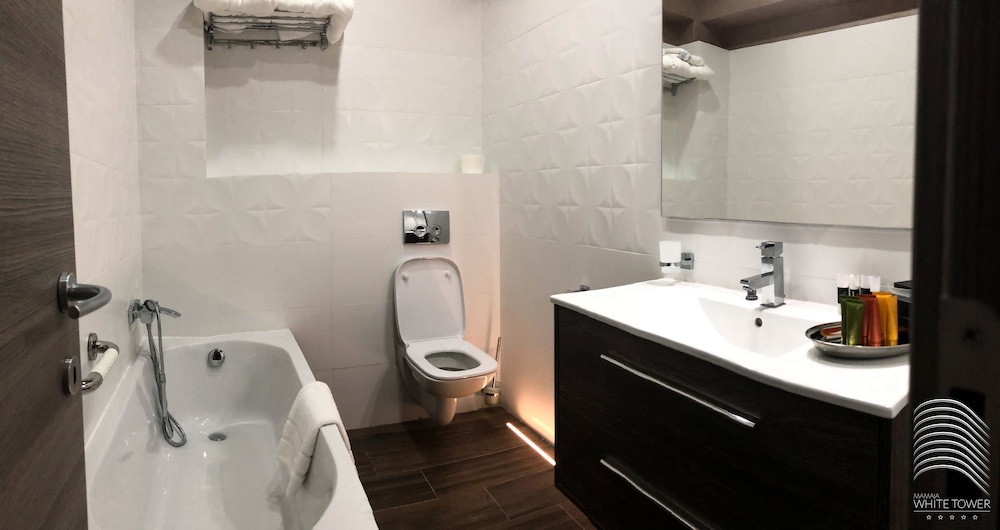 White Tower Mamaia 30/32